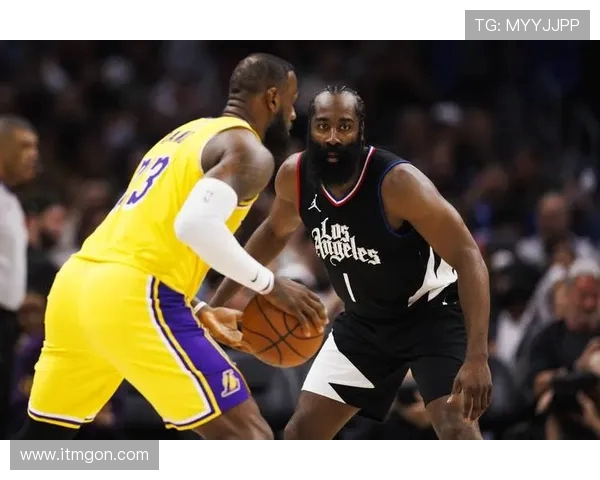 快船晒哈登与小球迷假胡子互动萌翻赛场传承篮球热爱青春笑容NBA情